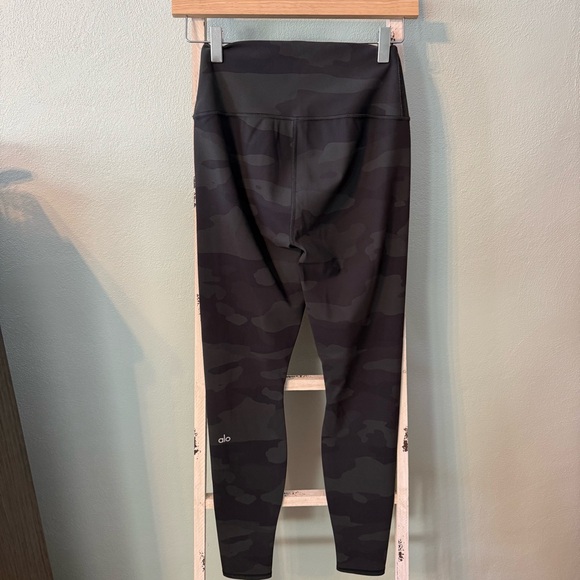 ALO Yoga Dark Green Camouflage Athletic Leggings Size M Women - Picture 5 of 9